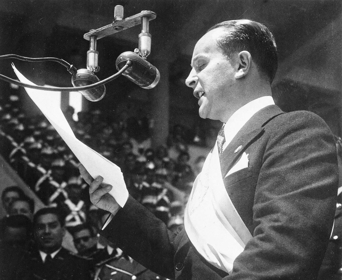 historia_ca's tweet photo. «… la admiración que, mezclada con legítimo orgullo ciudadano, tengo hacia el pueblo de mi patria que ve culminar hoy una jornada grandiosa de su larga e infatigable lucha contra sus opresores».

Jacobo Árbenz en su discurso de toma de posesión en el Estadio Nacional, 15/03/1951 https://t.co/gumPifU26p