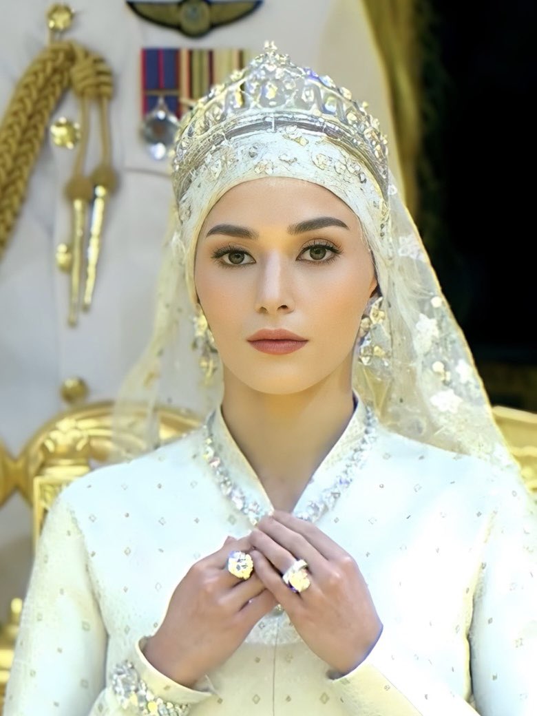 arfdy12's tweet photo. TERKINI

Dayang Anisha Rosnah kini dikenali sebagai Pengiran Anak Isteri Anisha Rosnah Bte Adam

#RoyalWedding #Brunei #BruneiRoyalWedding #PrinceMateen #Anisha #TMSKI https://t.co/YvP0YiJ0Ms