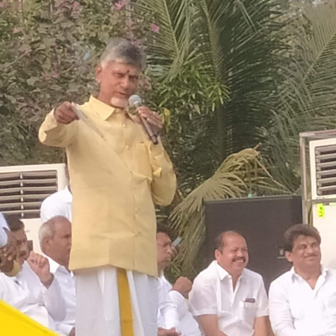 Mallepawan1's tweet photo. జనసేన పార్టీ అధ్యక్షుడు శ్రీ పవన్ కళ్యాణ్ గారు, తెలుగు దేశం పార్టీ అధ్యక్షులు శ్రీ నారా చంద్రబాబు నాయుడు గారితో పాటు సంక్రాంతి సంబరాల్లో పాల్గొన్న జనసేన పార్టీ PAC సభ్యులు, కాకినాడ రూరల్ నియోజకవర్గ ఇంఛార్జి శ్రీ @PanthamNanaji @PawanKalyan @JanaSenaParty @naralokesh @ncbn. 😍 https://t.co/9FOSOk8lxG