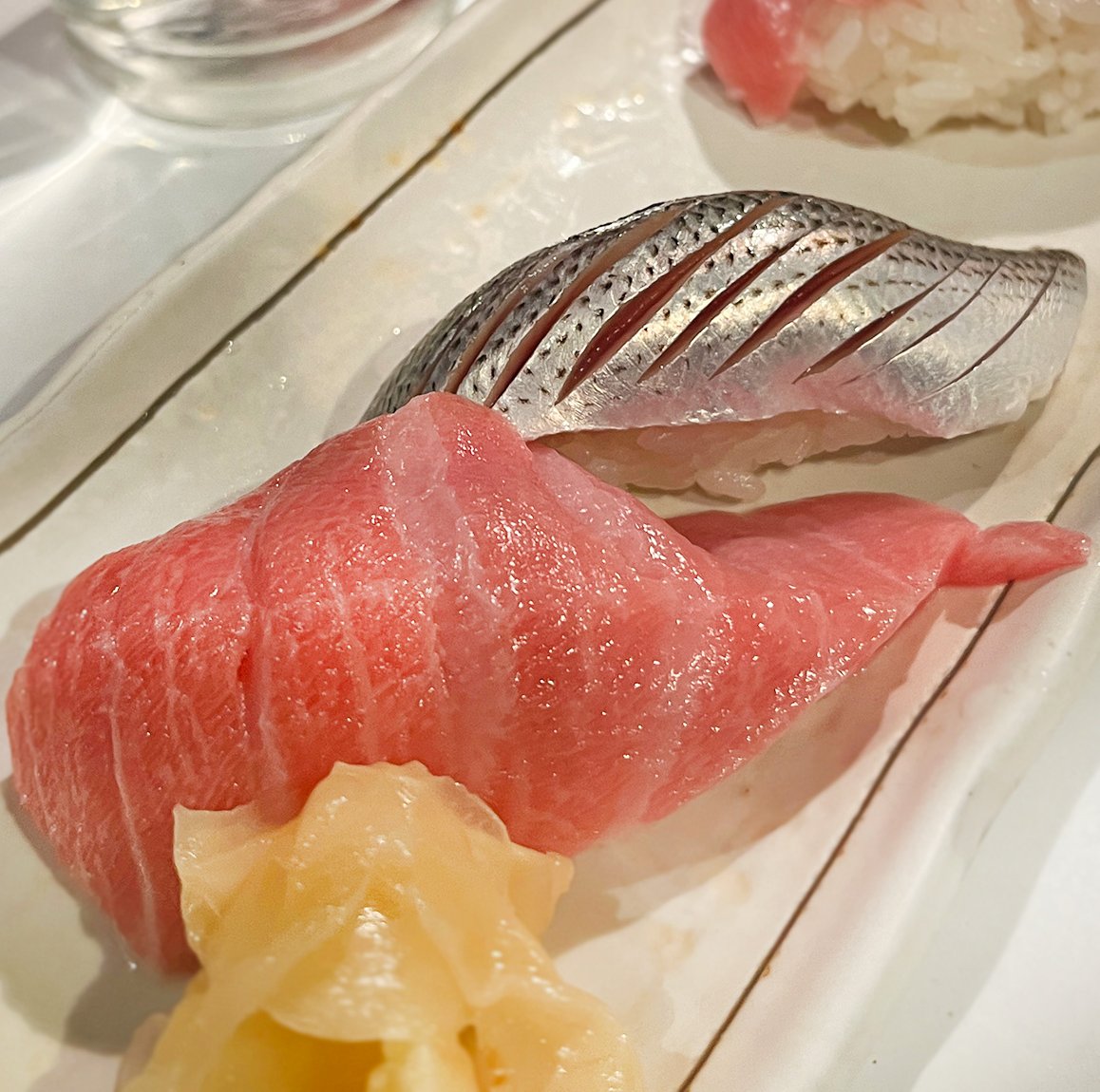 1000bero_net's tweet photo. 口の中で脂がとろける本まぐろトロと小肌のにぎり寿司セットが290円って、正気の沙汰じゃない✨ https://t.co/kZuEz0VBMC