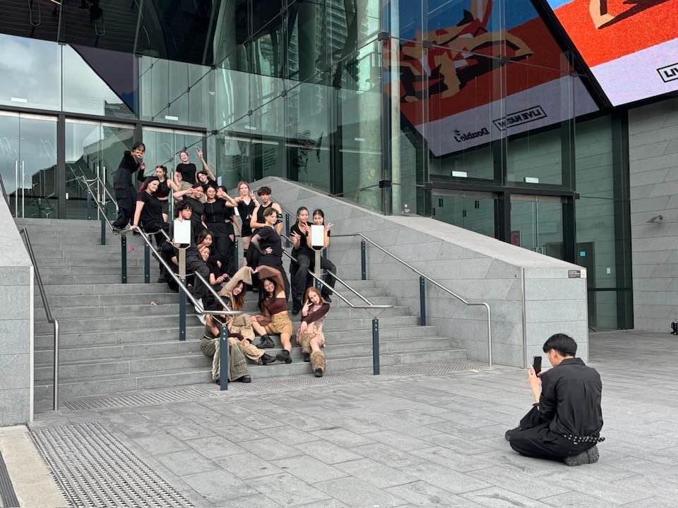 jimmygunawanapp's tweet photo. #darlingharbour #darlingsquare #streetphotography 

I like this corner with weird LED between Darling Square and Darling Harbour with random locals and tourists and entertainers and cosplayers walk around everyday. https://t.co/6hFDIlGsJL