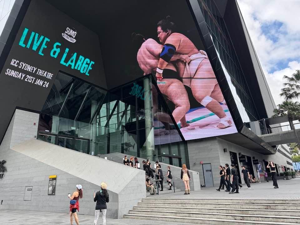 jimmygunawanapp's tweet photo. #darlingharbour #darlingsquare #streetphotography 

I like this corner with weird LED between Darling Square and Darling Harbour with random locals and tourists and entertainers and cosplayers walk around everyday. https://t.co/6hFDIlGsJL