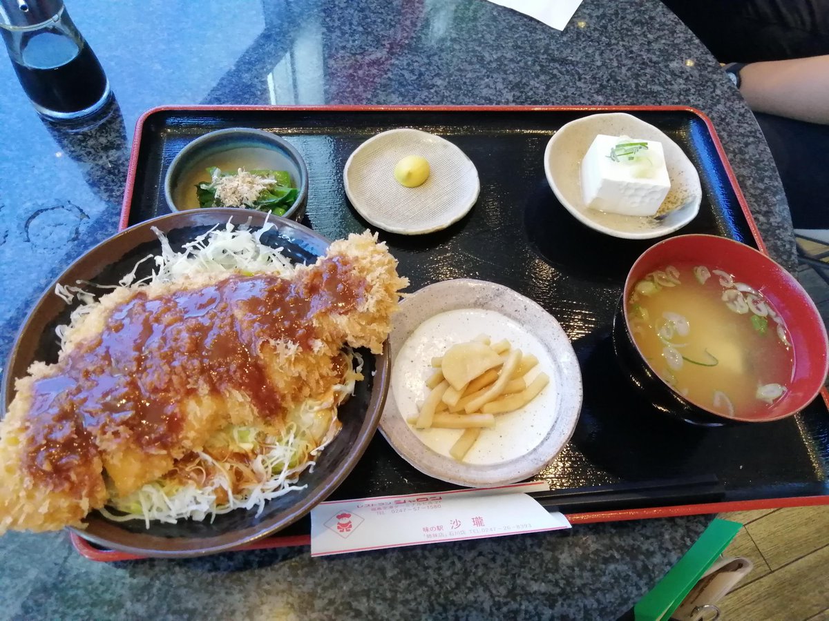 pplsalaryman's tweet photo. 福島空港ターミナル2階の「喫茶シャロン」
地元名産の、さるなしソースを使った料理の数々。かつ丼（1,260円）はボリュームあり、カツサンド（1,050円）は程々ボリュームでポテトつき😄
提供まで、まぁまぁ時間がかかるけど、味良い😀　でも値上がりしたなぁ… https://t.co/YTcuJlYvZi