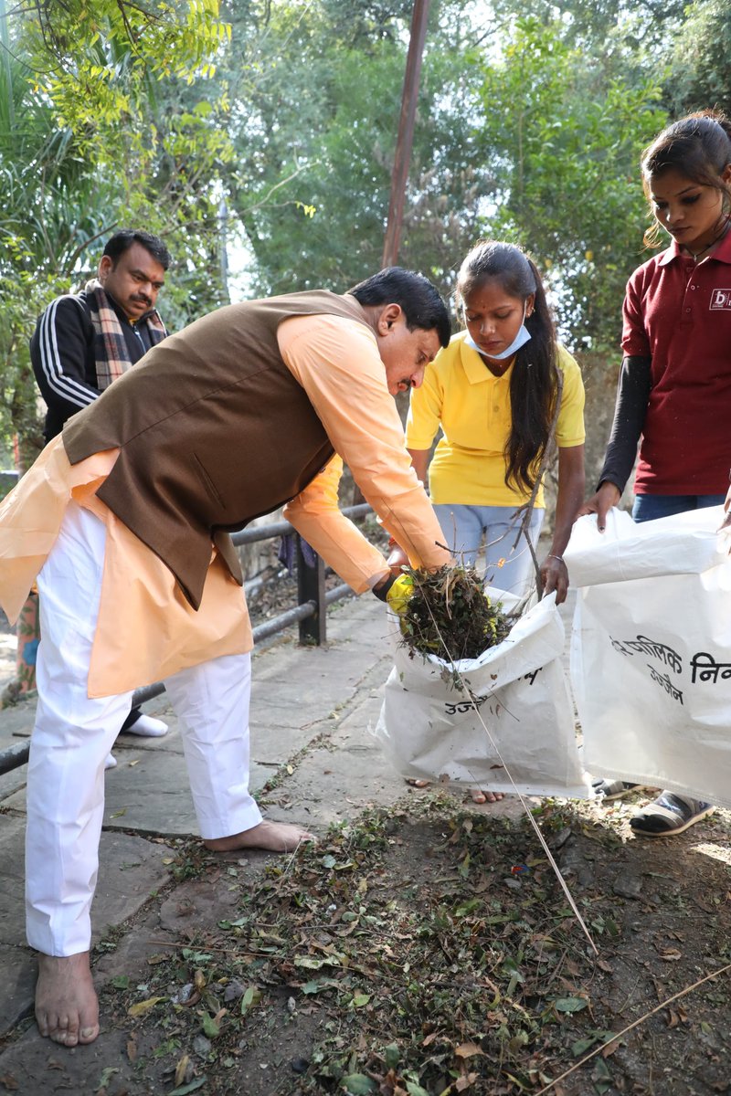 यशस्वी प्रधानमंत्री श्री <a href="/narendramodi/">Narendra Modi</a> जी के आह्वान पर 14 से 22 जनवरी तक देशभर के मंदिरों और तीर्थ क्षेत्रों में चलाए जा रहे स्वच्छता अभियान कार्यक्रम के अंतर्गत मुख्यमंत्री डॉ. मोहन यादव ने आज उज्जैन के श्री राम जनार्दन मंदिर में साफ-सफाई कर श्रमदान किया।

<a href="/DrMohanYadav51/">Dr Mohan Yadav</a>