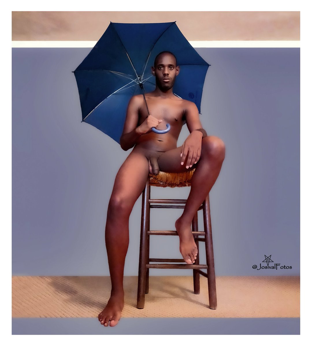 "Y así en el breve término de un día
mil veces, crudo amor, renazco y muero..."
(Francisco Petrarca, poeta, Italia 1304-1374)

...y renazco.

Foto: <a href="/JosivalFotos/">josivalFotos</a> 
En imagen: #Raydel No. 3 <a href="/Blackboy960525/">black_boy</a> 

Proyecto fotográfico #JosivalFotos
Desnudo masculino
#male #hombre #Black