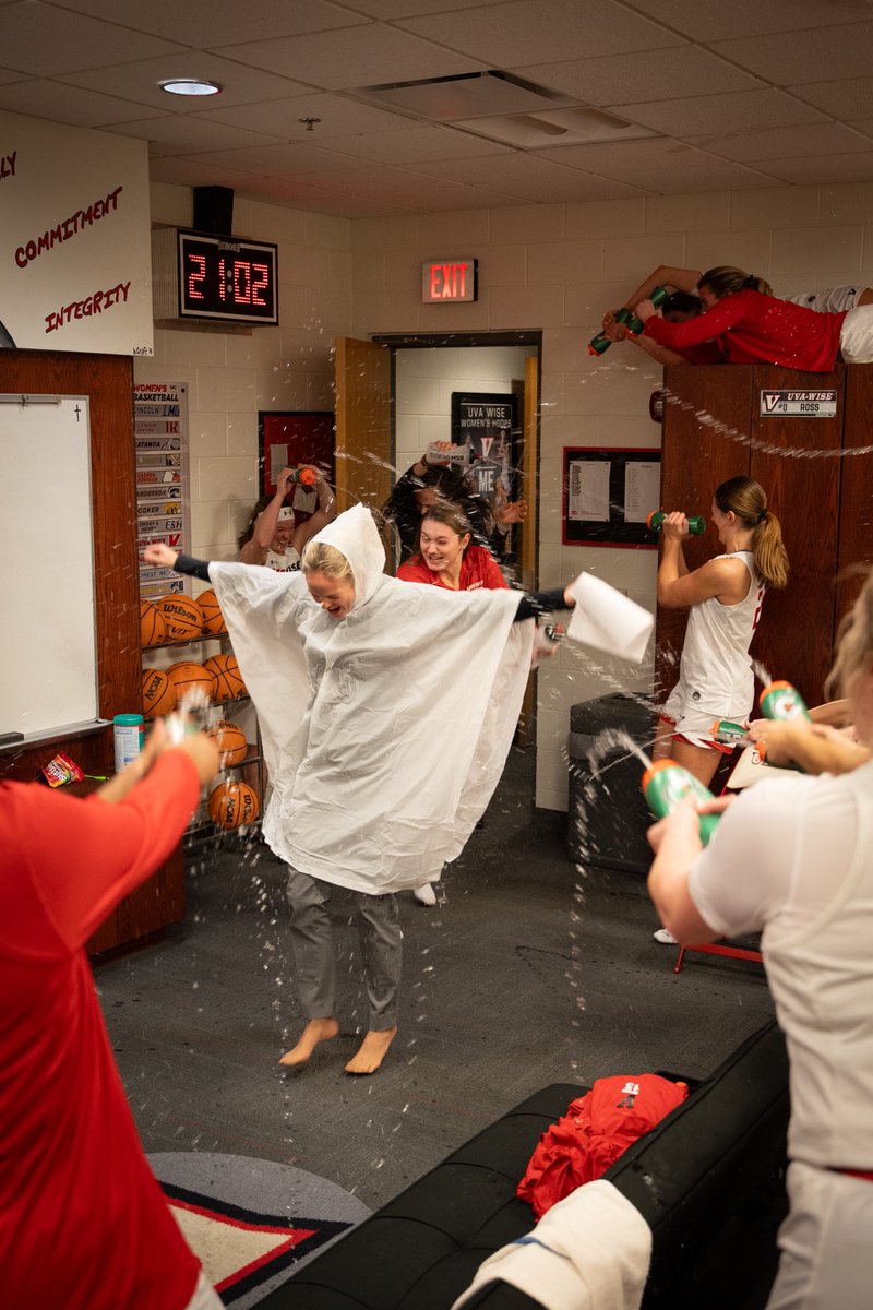 PONCHO SEASON 🌧️

Coach got tired of getting soaked 😂

#VoverMe