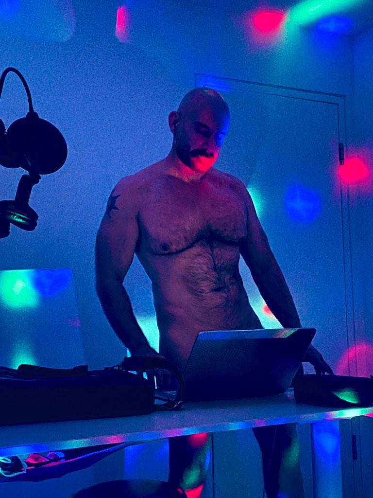 Alanjoeberlin's tweet photo. When you are a DJ and you need to prepare your next gig #hustlaball #techno #berlin #rave #kitkatclub #loveboatberlin https://t.co/Tr4AyXO2Xp