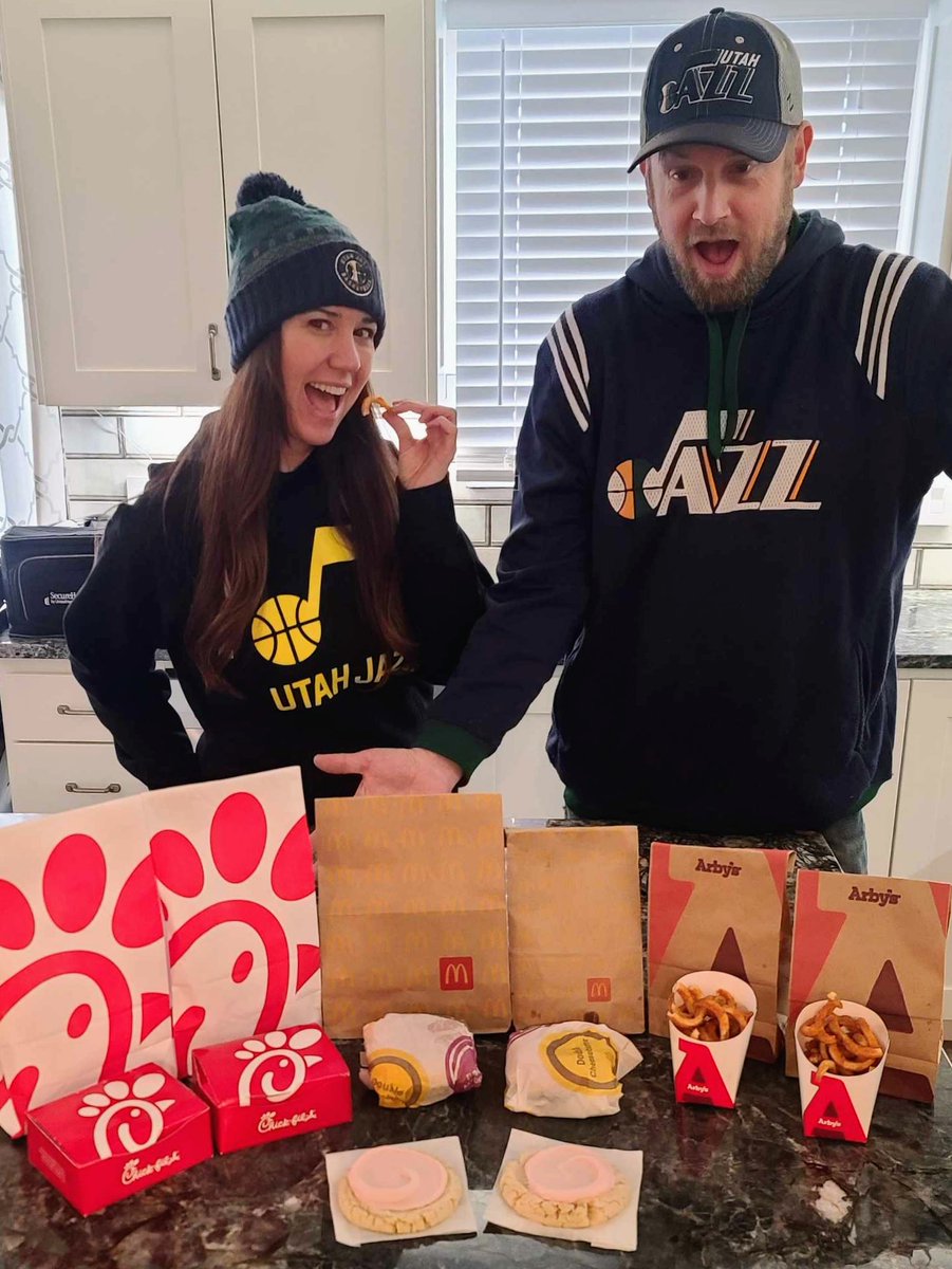 mybell1976's tweet photo. We need the Amazon gift card to buy elastic waist pants because when @utahjazz win, we win! 🍔🍪🍟🐔 @bigTbailey @BuckleUpBoler #whereyouwatching @LesOlsonIT #hottestsegmentonlivetv #takenote https://t.co/MNl0vzGdwU