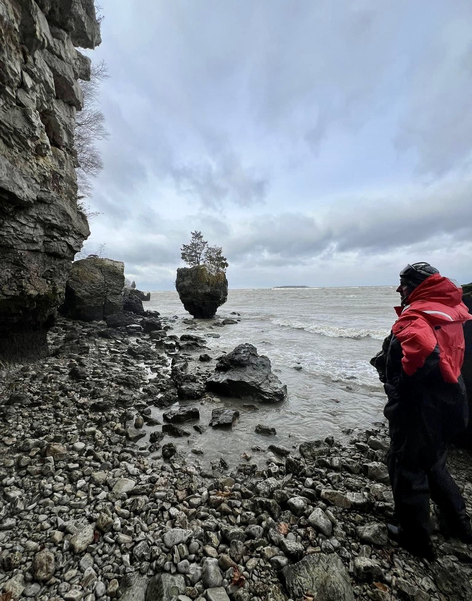 MILLERBOATLINE's tweet photo. Sustained winds “pushed” the water to the east end of Lake Erie, leaving the bottom of the western basin exposed. Island residents explored the normally underwater bays &amp; shorelines. #putinbay #ohwx
📸 B. Koehler
@TonyGeftos13abc @CNNweather @weathernetwork https://t.co/tnFXkfdxLP