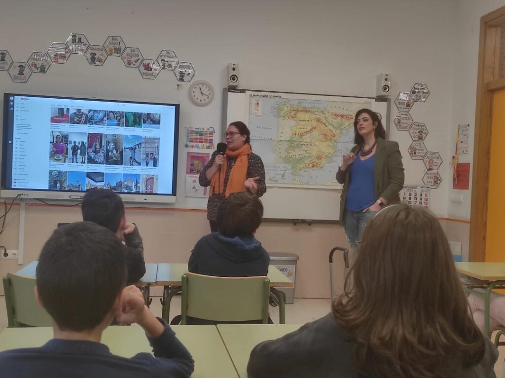 ciudaddelosninosdecarbajosa.es/menuda-voz/cui…
En Menuda Voz,  hemos estado con dos creadores de contenidos que desarrollan un canal cultural Salamanca Vívela
Sara y Miriam se llaman.