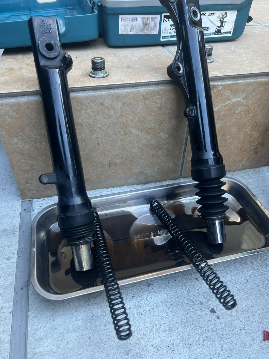 OutRunners1987's tweet photo. フロントフォークのシール交換…。
オイルきったない！笑

#原付 #sa39j #jog #DIY #整備 #scooter https://t.co/5yPKsMumki