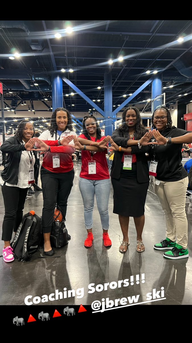 queisha44's tweet image. Happy Founders Day to some of my favorite Sorors! 🐘🔺🐘🔺
#CoachingRedz @CoachBrewer24 @JMurray_Coach @ChristinaJamer4 @Aims1806