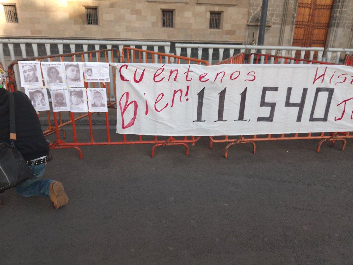 IrashemitaT's tweet photo. Fue una semana complicada llena de emociones encontradas

_Me robaron mi teléfono llegando a cdmx
_Estuve con las buscadoras en Secob
_Colgué una lona y fichas de desaparecidos en Palacio Nacional
Lloré mucho
_Estoy muy decepcionada de la sociedad por su apatía y dejarlas solas https://t.co/4bEf5A7p6I