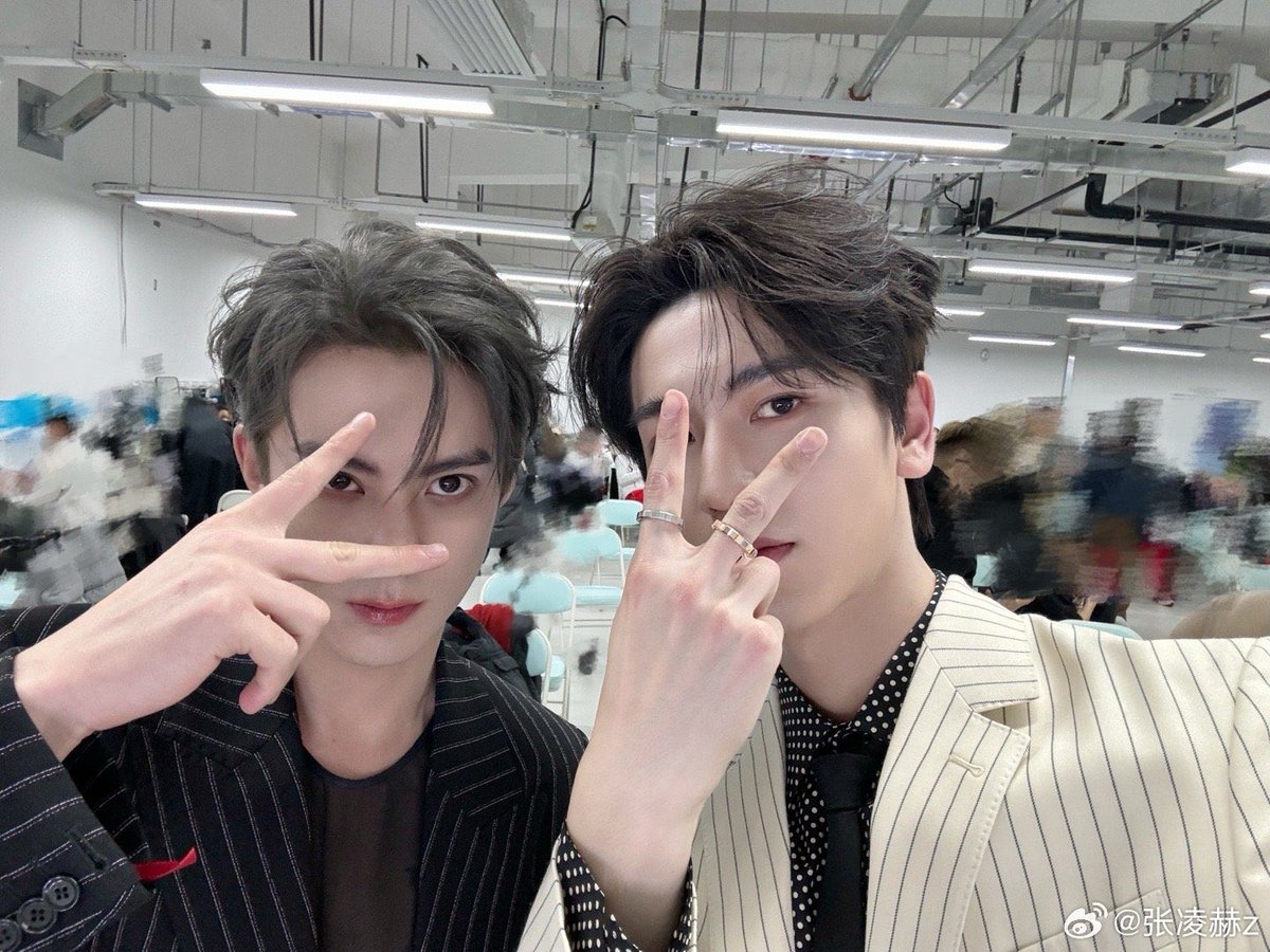 ManoodTingJeen's tweet photo. หลิงเฮ่อมาอัปรูปเซลฟีกะเฮ่อตี้ หล่อมั่กก
นี่เฟรมลูกรักพระเจ้าชัดๆ https://t.co/Pdtz1rCUxT