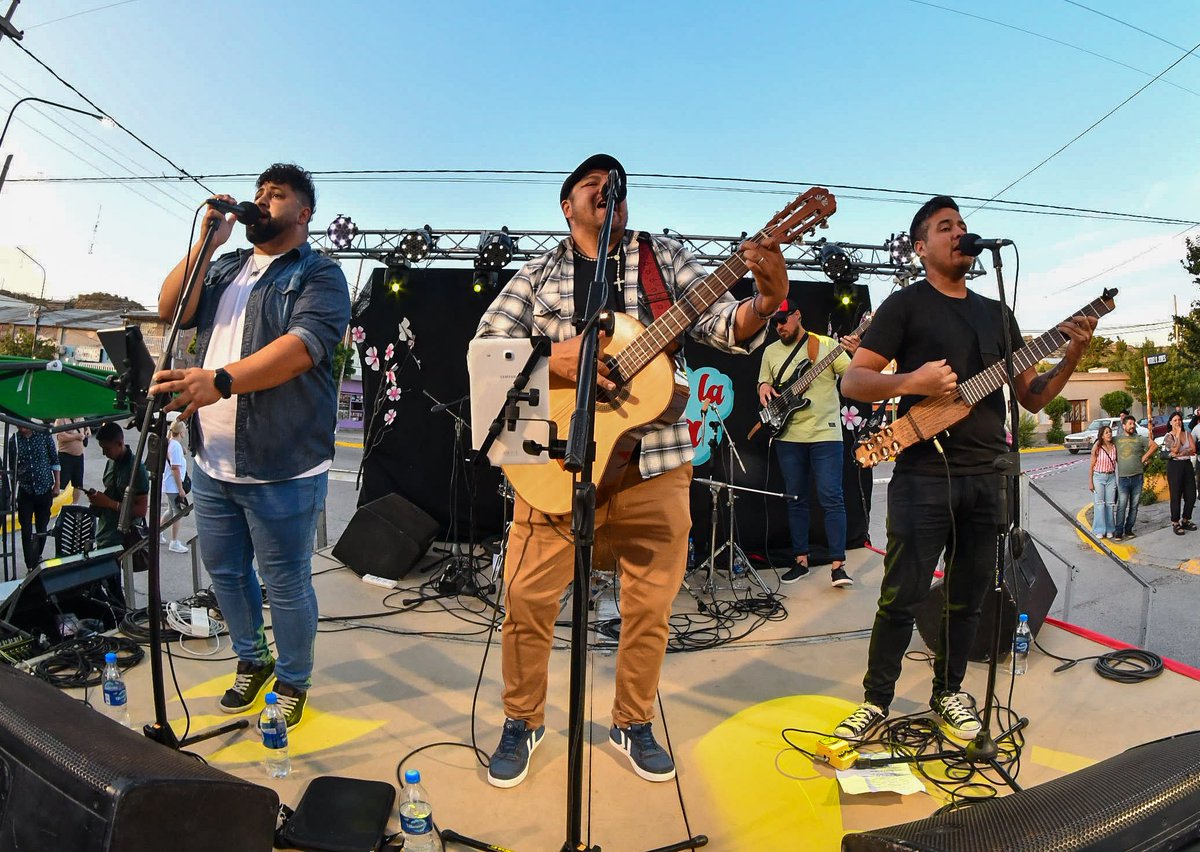 JulioArrative's tweet photo. Fiesta de la Cereza:Gaiman-Chubut https://t.co/o4h18UwZLR