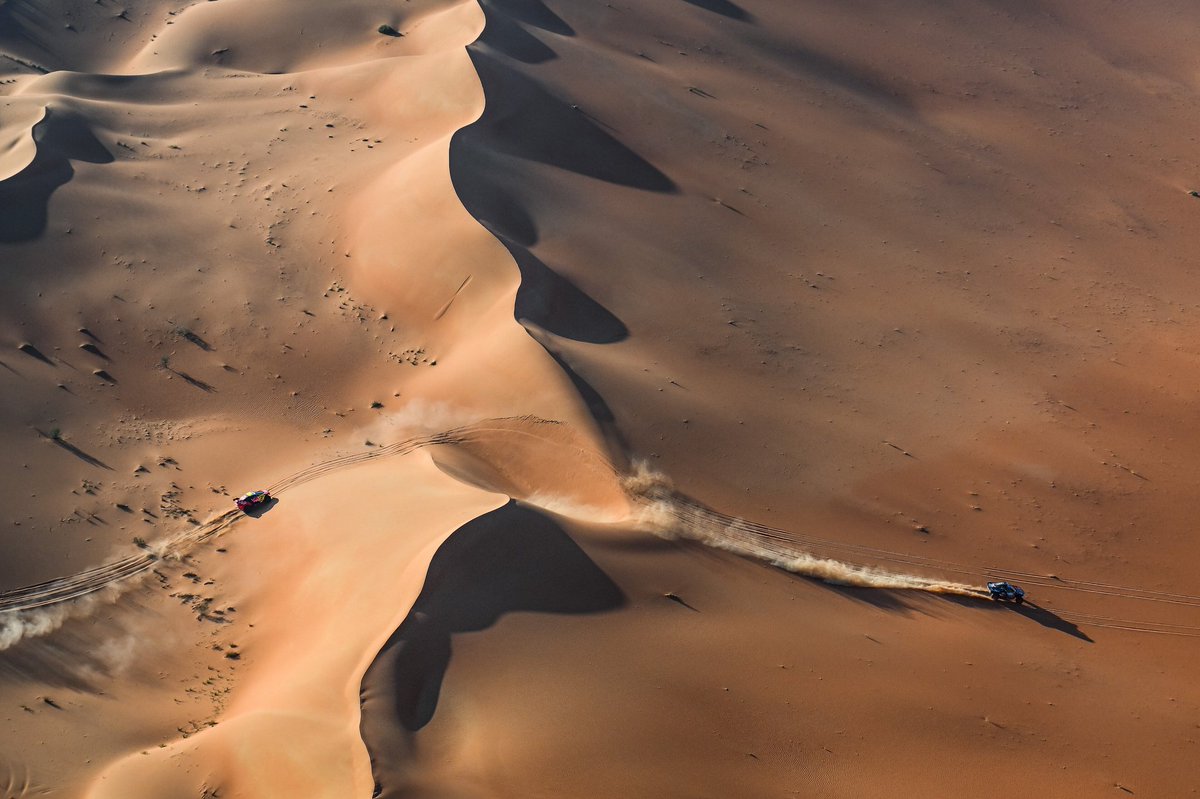 EugeniaRivero_'s tweet photo. #Dakar2024 #48hs #stage6
@SebastienLoeb T1, siguiendo a @CSainz_oficial @audisport en una gran batalla por el inmenso #Empty #quarter https://t.co/65KqOdj99v