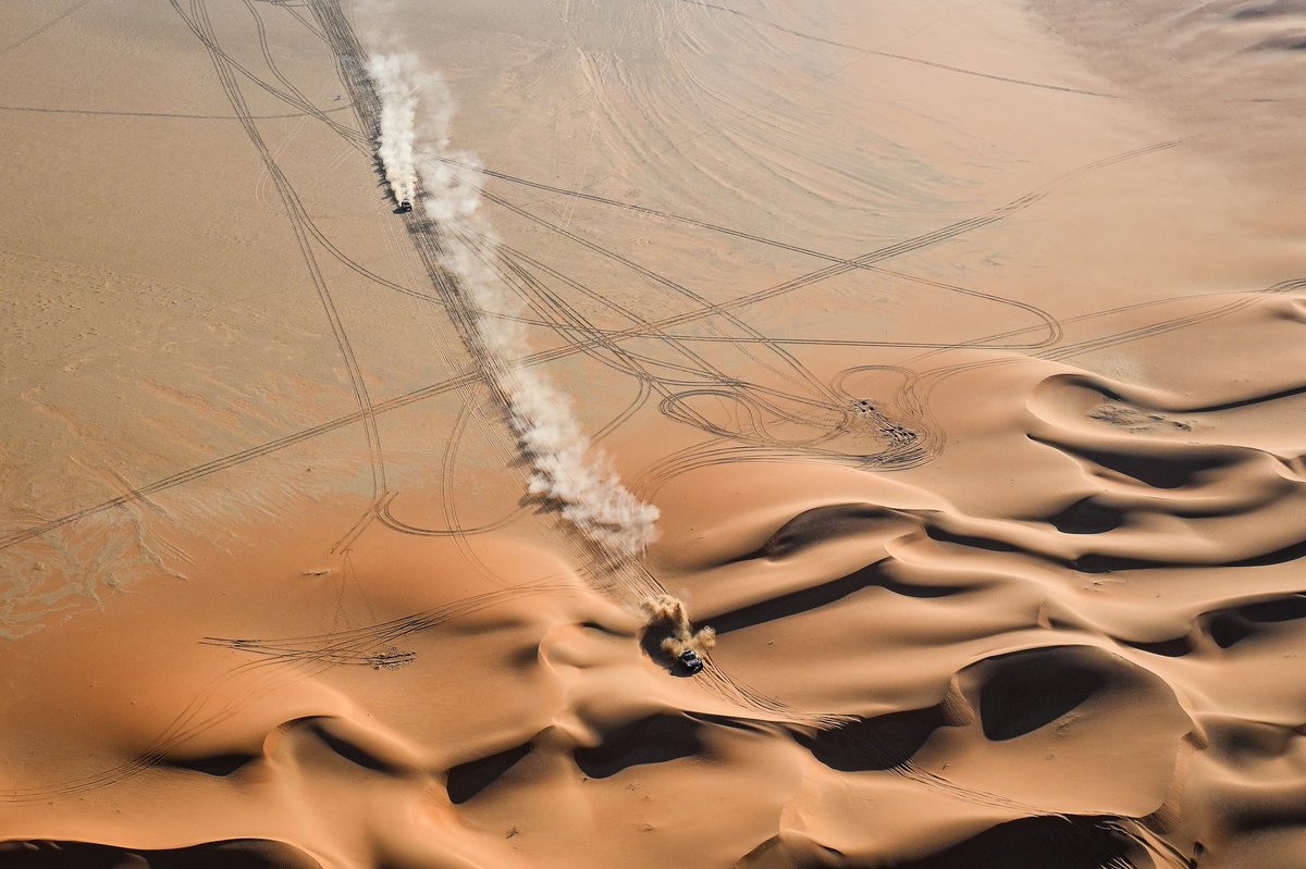 EugeniaRivero_'s tweet photo. #Dakar2024 #48hs #stage6
@SebastienLoeb T1, siguiendo a @CSainz_oficial @audisport en una gran batalla por el inmenso #Empty #quarter https://t.co/65KqOdj99v
