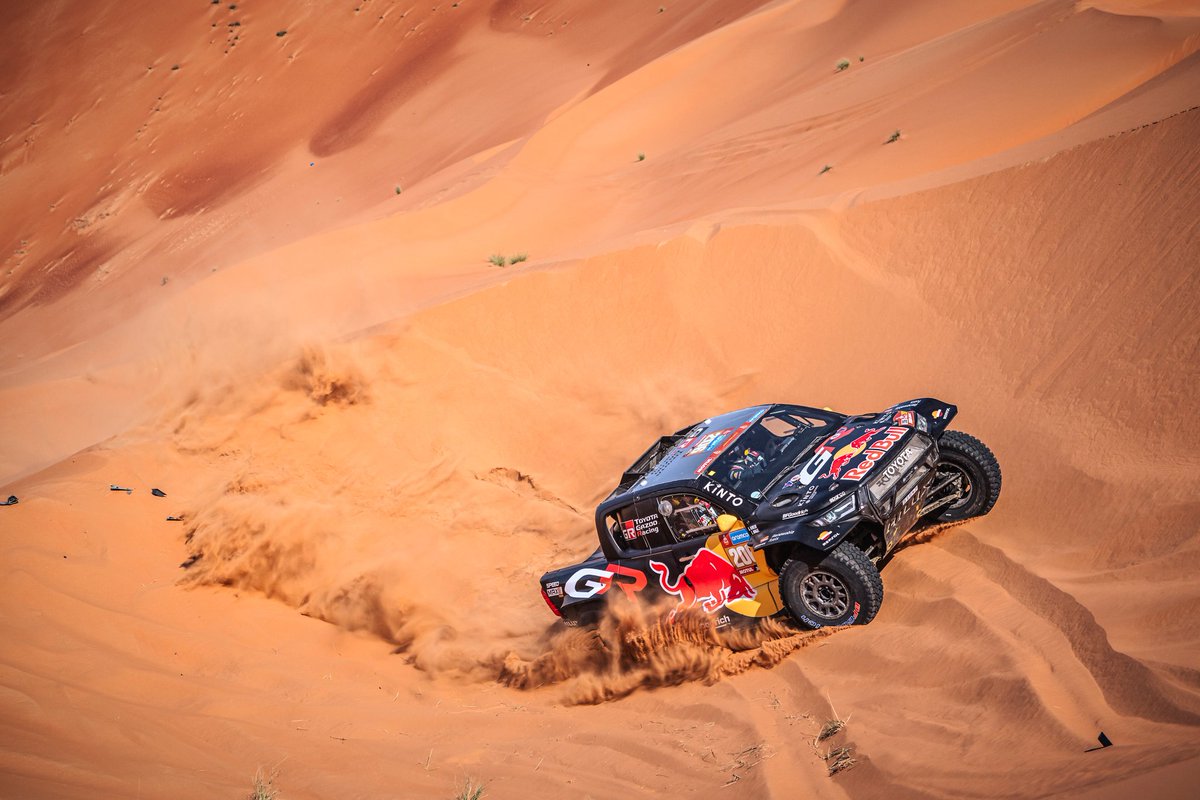 EugeniaRivero_'s tweet photo. #Dakar2024 #48hs #stage6
@SebastienLoeb T1, siguiendo a @CSainz_oficial @audisport en una gran batalla por el inmenso #Empty #quarter https://t.co/65KqOdj99v