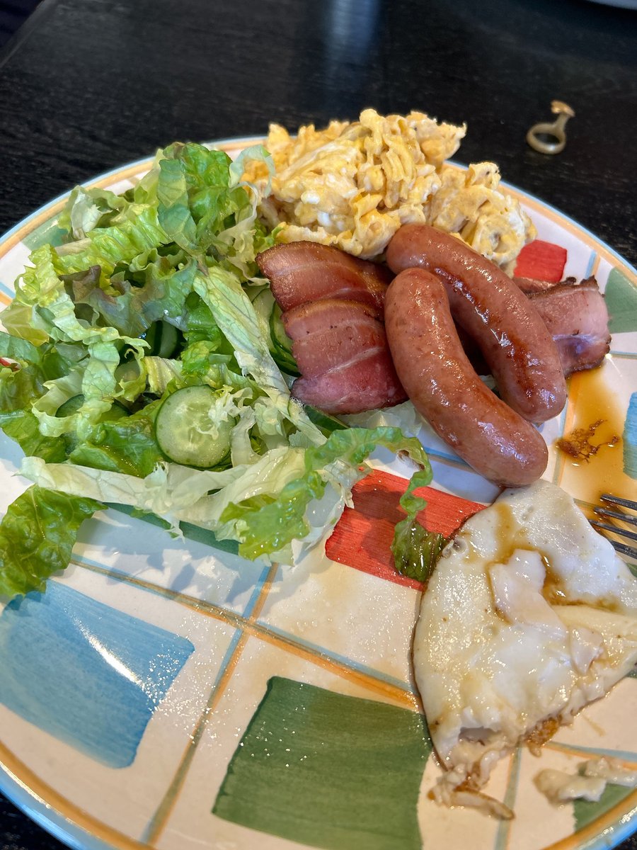 おはようございます！

今日の朝ごはんは東青森にあります「旨道」（＠umadouaomori ）さんの「津軽ハム」朝食✨

ソーセージはびっくりするほどジューシー！噛めば噛むほど旨味が弾けます！

ベーコンもおいしい！！個人的には、カリッと焼かない方が風味が感じられておすすめです✨
美味しかった〜😁