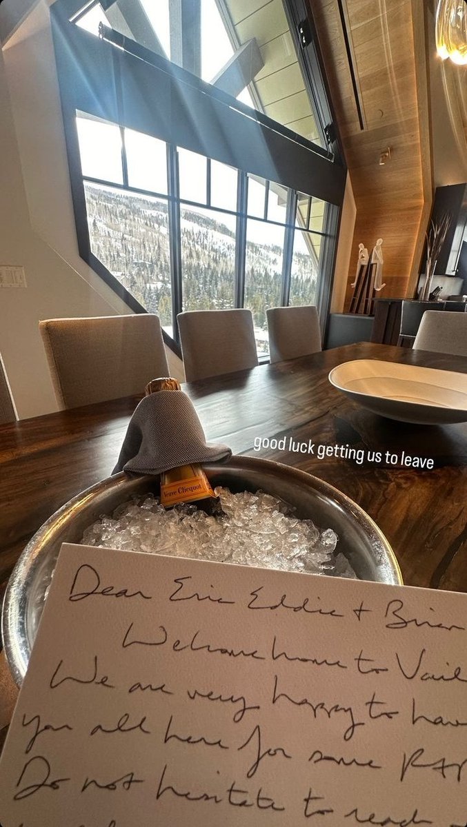 PrinceNamBrazil's tweet image. [1/2]  🐘: “Nossa 🤩 obrigado pela atualização @/fsvail #FSVail #FourSeasons #LoveFourSeasons mal posso esperar para chegar às pistas @/vailmtn”

🐘: “boa sorte para nos fazer sair”

🐘: “Hora do jantar relato em breve #FlameVail 🔥”

#KPOP #EricNam #에릭남 #NamNation