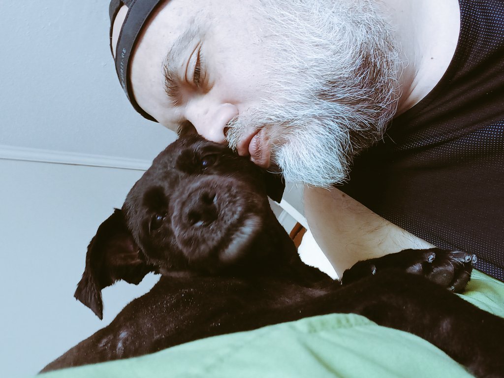 squizorodriguez's tweet photo. hoy, después de 4 meses de para por la enfermedad de mi pequeña 🐕, trabajamos en las maquetas del nuevo disco... "un pedazo [y nada +]", "ciudad del derroche", "la huida", "vuelo [el juego]", "la nueva luz" y "sangre en mis ojos" empiezan a tomar forma... #squizo https://t.co/uS5qwVkQwV