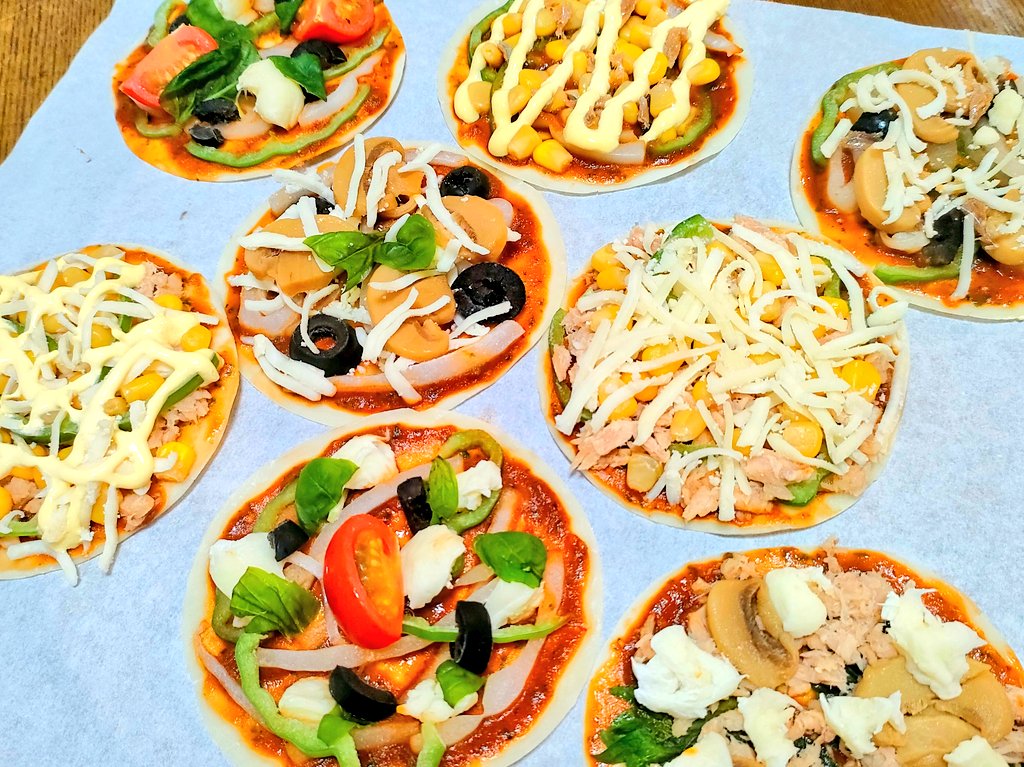 昨日はお友達と"餃パ"開催しました🙌

餃子+餃子の皮でピザもやったので、
「餃子の皮パーティー」略して餃パと名付けました！

餃子もですが、サクッと作ったピザソースがとっても美味しかったー！（盛大なる自画自賛）

生のバジルいれると香りが違いますね…！🌿