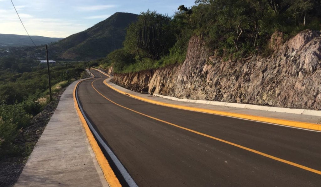nvinoticiasoax's tweet photo. #Infraestructura |🛣️🚧El presidente de la República, Andrés Manuel López Obrador, anunció que el próximo domingo 4 de febrero será inaugurada la #Carretera #Oaxaca-#PuertoEscondido, disminuyendo el tiempo de traslado de 6 a 2.5 horas.🥳😱

📰Luis Ignacio > https://t.co/Qhnnw0ajgb https://t.co/0FknQ2ETo9