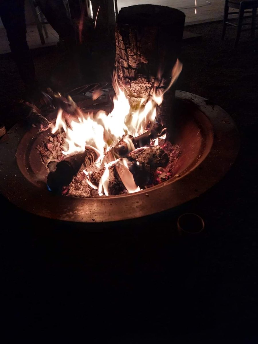 jccaparros's tweet image. La vida és com el foc: pot ser imprevisible, a vegades intensa, però sempre ens recorda que fins i tot de les cendres podem renéixer amb força i determinació.
#MomentsdeVida #FriendsTime #FamilyTime