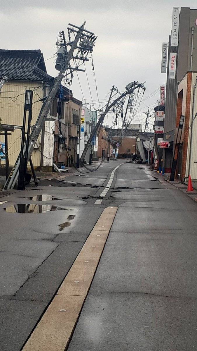 033841n's tweet photo. 拡散してほしいとのことなので簡単に載せておきます。

能登地震被害～自宅下海岸は隆起して、約100先に海岸線が移動 https://t.co/BRq8iq7RIG