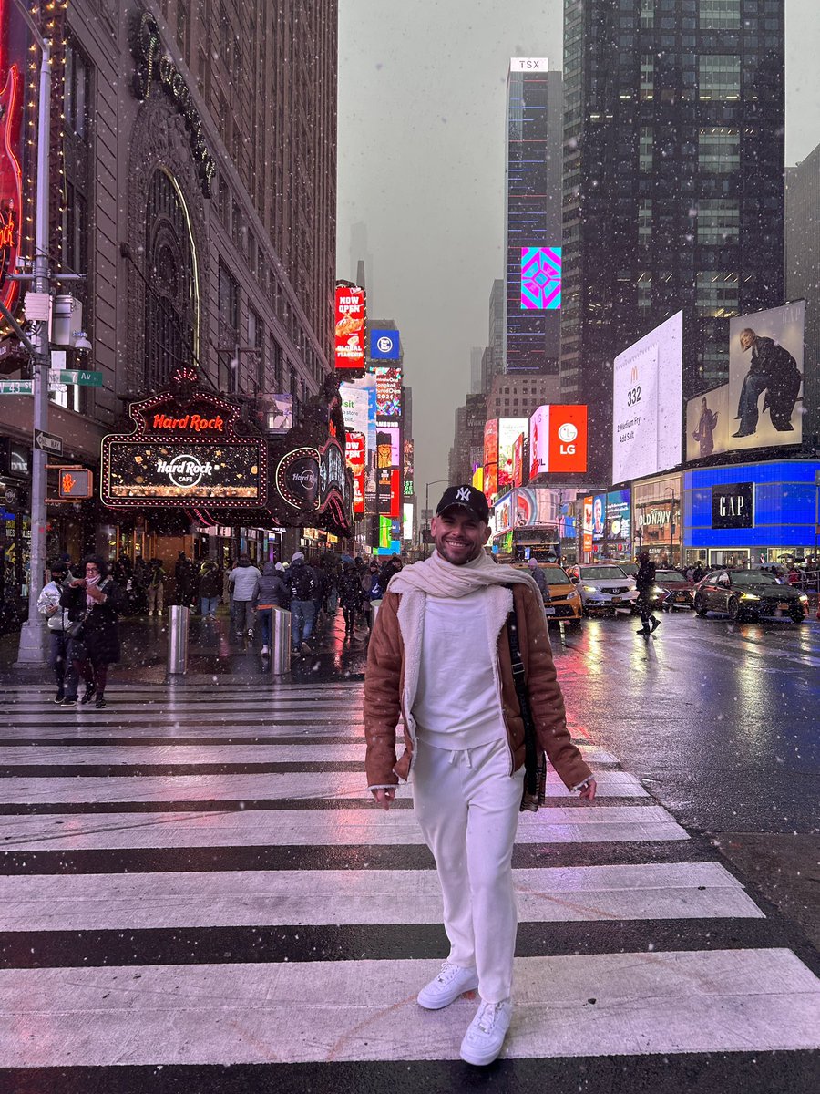 zerofourninewun's tweet photo. WE GOT SNOW FALLS IN NYC ❄️ https://t.co/0H7l74eN73