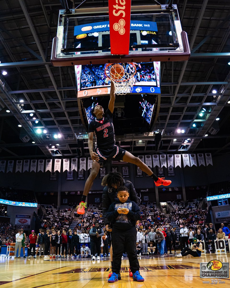 BassProTOfC's tweet photo. Tyrique Brooks goes crazy in the dunk contest to come away with 1st place
#THETOC 
@brooks_tyrique 
@Central_AD https://t.co/XXhlmU0afd