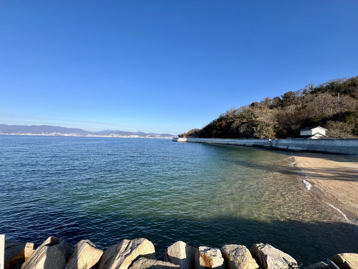 HawaiiRika's tweet photo. enjoy fishing at a quiet and beautiful beach🎣
#hiroshima #ninoshima #fishing #islandlife https://t.co/JmKhl3jsC1
