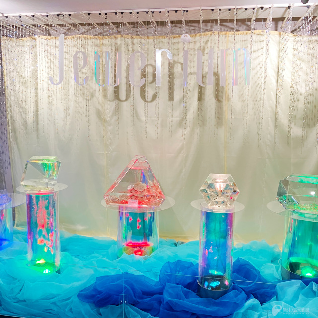 enosui_com's tweet photo. 動物界の5つの門に属する生き物たちを紹介する、宝石をイメージした水槽💎
軟体動物門として、ウミウシの仲間をご覧になれます🔍
Jewerium（ジュエリウム）
https://t.co/cV4KvQCSZ3
#ウミウシ #Jewerium https://t.co/8URK4wN4z8