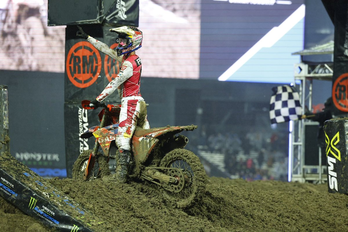 SupercrossLIVE's tweet photo. .@JorgePrado61 wins 450 heat 1 in only his SECOND ever Supercross heat race 🇪🇸

#SupercrossLIVE #SMX https://t.co/ERYooUyEJc