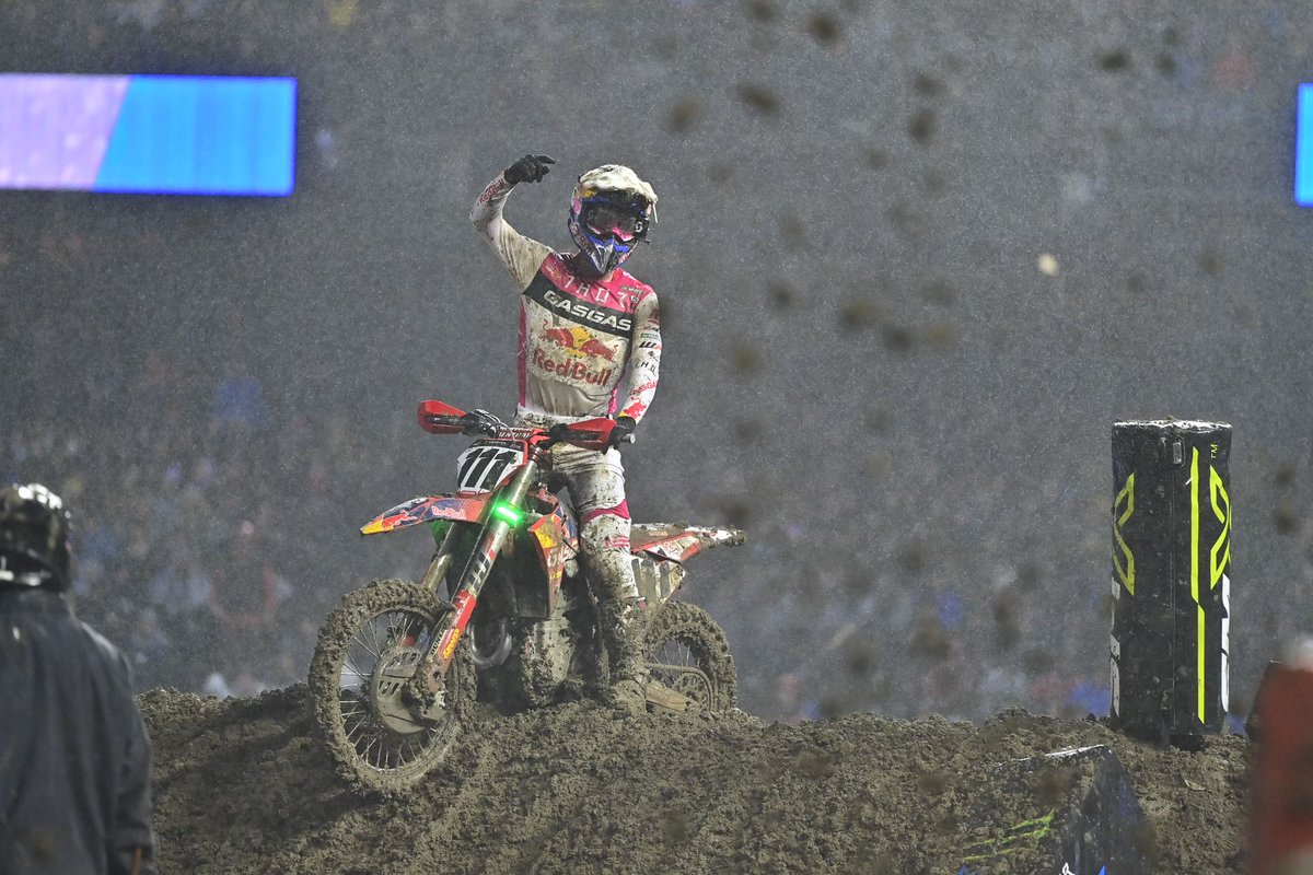 SupercrossLIVE's tweet photo. .@JorgePrado61 wins 450 heat 1 in only his SECOND ever Supercross heat race 🇪🇸

#SupercrossLIVE #SMX https://t.co/ERYooUyEJc