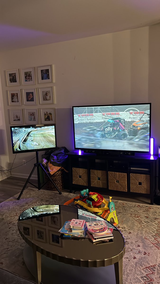 smitty_2012's tweet photo. #tweetyourfloseat #clintonboyles98
 Two races on @FloRacing https://t.co/Bkd7tT6KtY