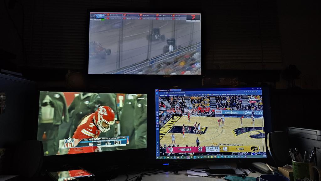 My setup Chili Bowl, Chiefs, Catlin Clark show #tweetyourfloseat