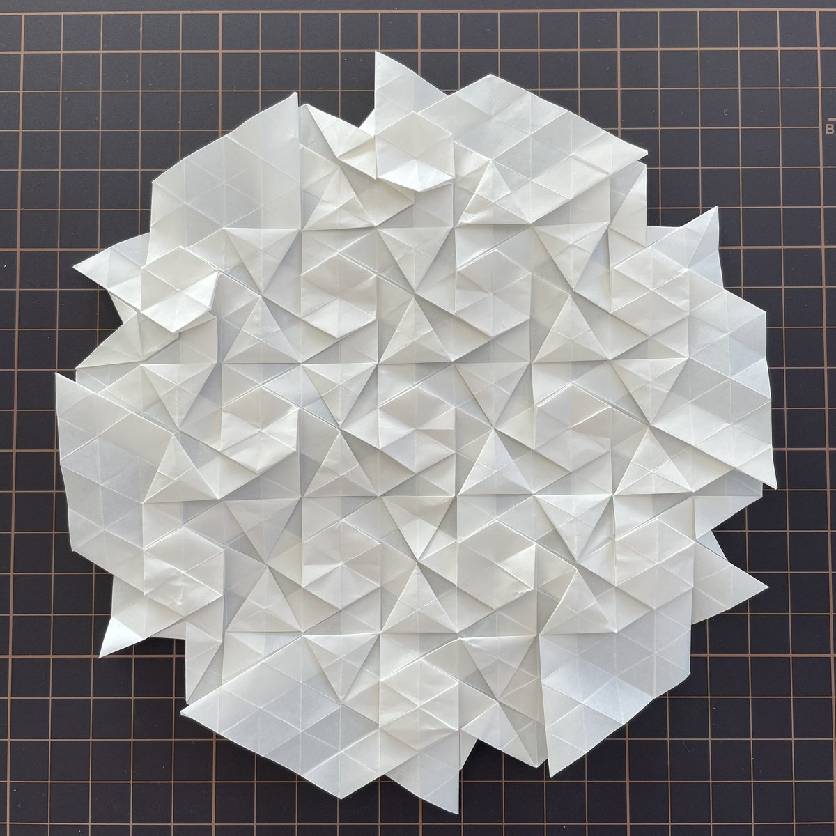 1011sachiko's tweet photo. テッセレーションを作っている時にしか出ない脳汁があるのですよ
エンドルフィン、ドーパミン、セロトニン、あとはなんだ?
とにかく快感‼︎
#EricGjerde #tessellation #origami https://t.co/HYuiWXH8GW