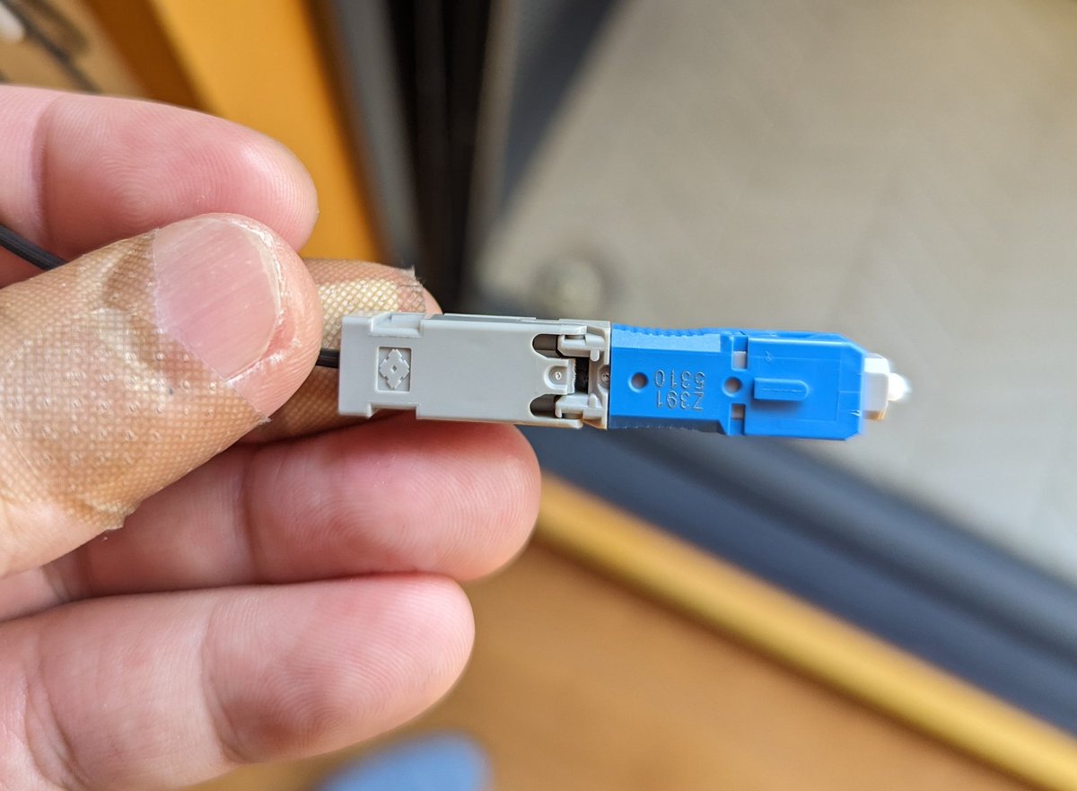 HRmql's tweet image. #光回線
#光ケーブル
前々の入居者が勝手に引き入れたとかいうむき出しの光ケーブルが垂れ下がってたんだけどこれって使えるの？

どこの会社の線かもわかんないし光コンセントは無いのにケーブルはあるのが謎なんだけど…ONUとケーブルってコンセント介さずに接続できるの
…？

詳し人助けて…