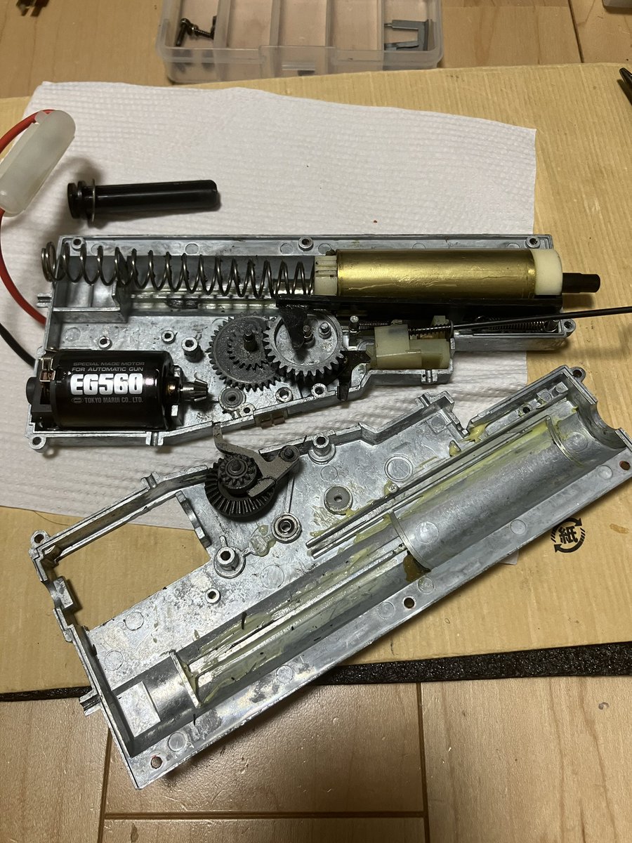 stiwagon555ver2's tweet image. ちょっと思い付いた事💡があって、ざっとした方針🧭が決まったので、ストックしてたver1(FAｰMAS)のメカボを開けました！

ん〜懐かしい😆

15:1ギア⚙️と逆転防止が2枚ってのが…😅
#FAMAS #ファマス #ver1 #EG560