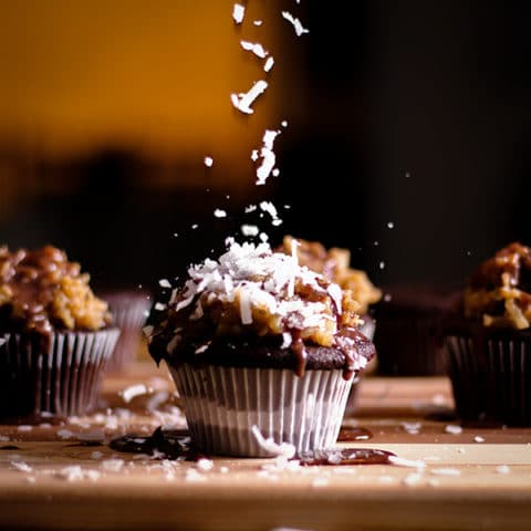 무슨 디저트에 코코넛 슬라이스 뿌리는 것처럼