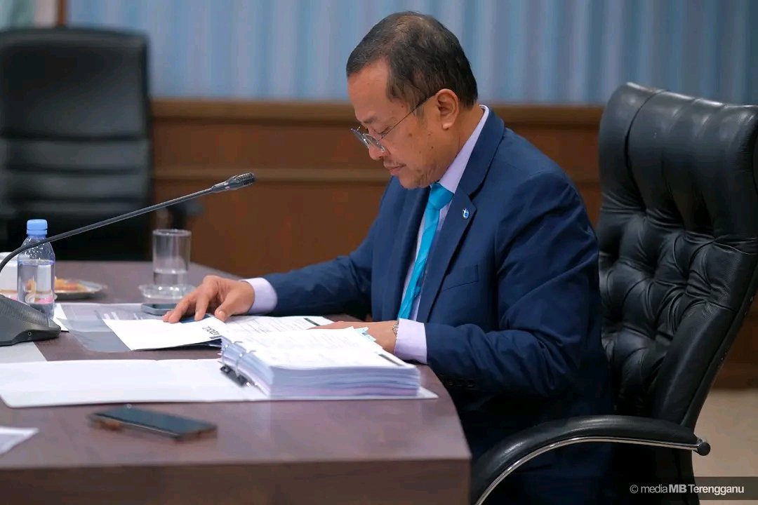 DrAhmadSamsuri's tweet photo. Pelbagai cabaran, perkembangan dan pencapaian yang dilalui anak syarikat Negeri Terengganu, Terengganu Incorporated Sdn Bhd bagi tahun 2022. 

Alhamdulillah, Terengganu Inc telah berjaya perolehi pulangan hasil bernilai RM1.55 bilion pada penutup tahun 2022 dan data menunjukkan peningkatan bagi tempoh lima tahun kebelakangan ini. Manakala nilai aset bersih juga bernilai RM1.6 bilion pada 2022 di mana ianya menzahirkan trend menaik sejak empat tahun sebelumnya. 

Banyak perkara yang menjadi faktor kepada pencapaian yang memberangsangkan ini. Antaranya adalah beberapa strategi diubah dengan mengadaptasi inovasi, memperkemas proses dan memupuk budaya penambahbaikan secara berterusan. 

Selain itu, pengurusan yang efektif dengan memperkenalkan inisiatif persekitaran, sosial dan tadbir urus (Environmental, Social and Governance (ESG)) bertemakan “Adaptasi Transisi Menuju Masa Depan Terengganu Yang Mampan” turut menjadi asas kepada strategi perniagaan, membentuk pendirian tetap dalam menjaga persekitaran, menggalakkan perkembangan sosial dan mengekalkan piawaian etika. 

Lebih membanggakan apabila syarikat berjaya mewujudkan pasukan syariah yang sangat komited bagi memastikan apa yang dirancang selari dengan ajaran Islam dan bertepatan dengan hasrat Negeri Terengganu yang maju, berkat dan sejahtera. 

Alhamdulillah, suka untuk dikongsikan bahawa Terengganu Inc mempunyai seramai 8,658 kakitangan dan sejumlah 5,437 orang daripada mereka adalah anak jati Terengganu. 

Tambahan, syarikat ini telah memberi manfaat kepada seramai 584 orang graduan melalui Latihan Industri dan Program Pengurusan Pelatih bagi mendapatkan pengalaman dan perkukuhkan kemahiran mereka. 

Bukan itu sahaja, syarikat juga aktif mengembalikan keuntungan kepada rakyat dengan melakukan Tanggungjawab Sosial Korporat dengan menyalurkan sumbangan sebanyak RM11.4 juta kepada pelbagai golongan masyarakat di negeri ini selain pembayaran zakat sebanyak RM 4.5 juta.

Secara menyeluruh, pencapaian bagi tahun 2022 amatlah membanggakan dengan pelbagai anugerah diterima oleh anak-anak syarikat di bawah Terengganu Inc. 

Syabas kepada pihak pengurusan serta kakitangan Terengganu Inc atas usaha dan komitmen yang diberikan. Moga hasrat untuk mendapat hasil pulangan sebanyak RM2 bilion pada masa hadapan dapat dicapai dan diberkati-Nya.