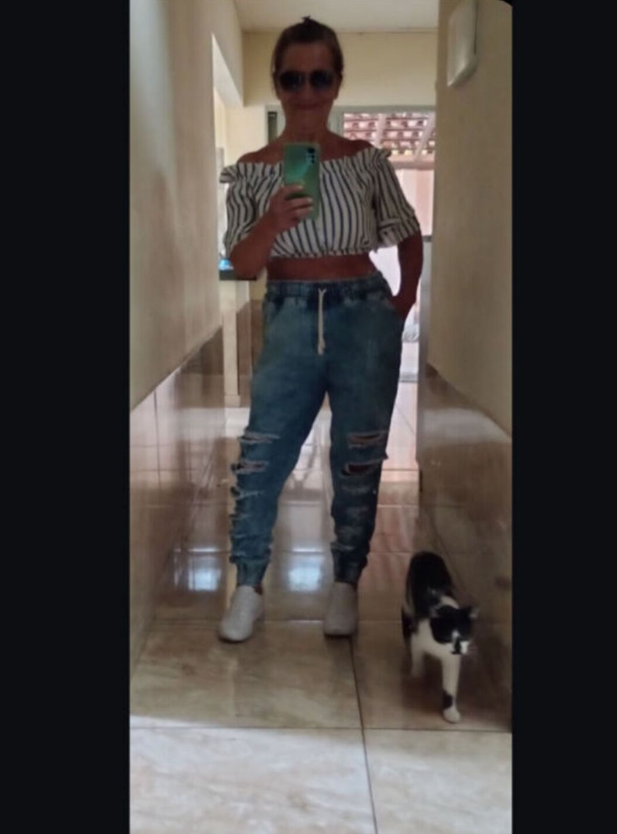 Leniyde's tweet photo. A gente está nessa vida só de passagem 🤔 mas nada nos impede de passarmos desfilando 🤭😅 https://t.co/k6fwFxxfjT