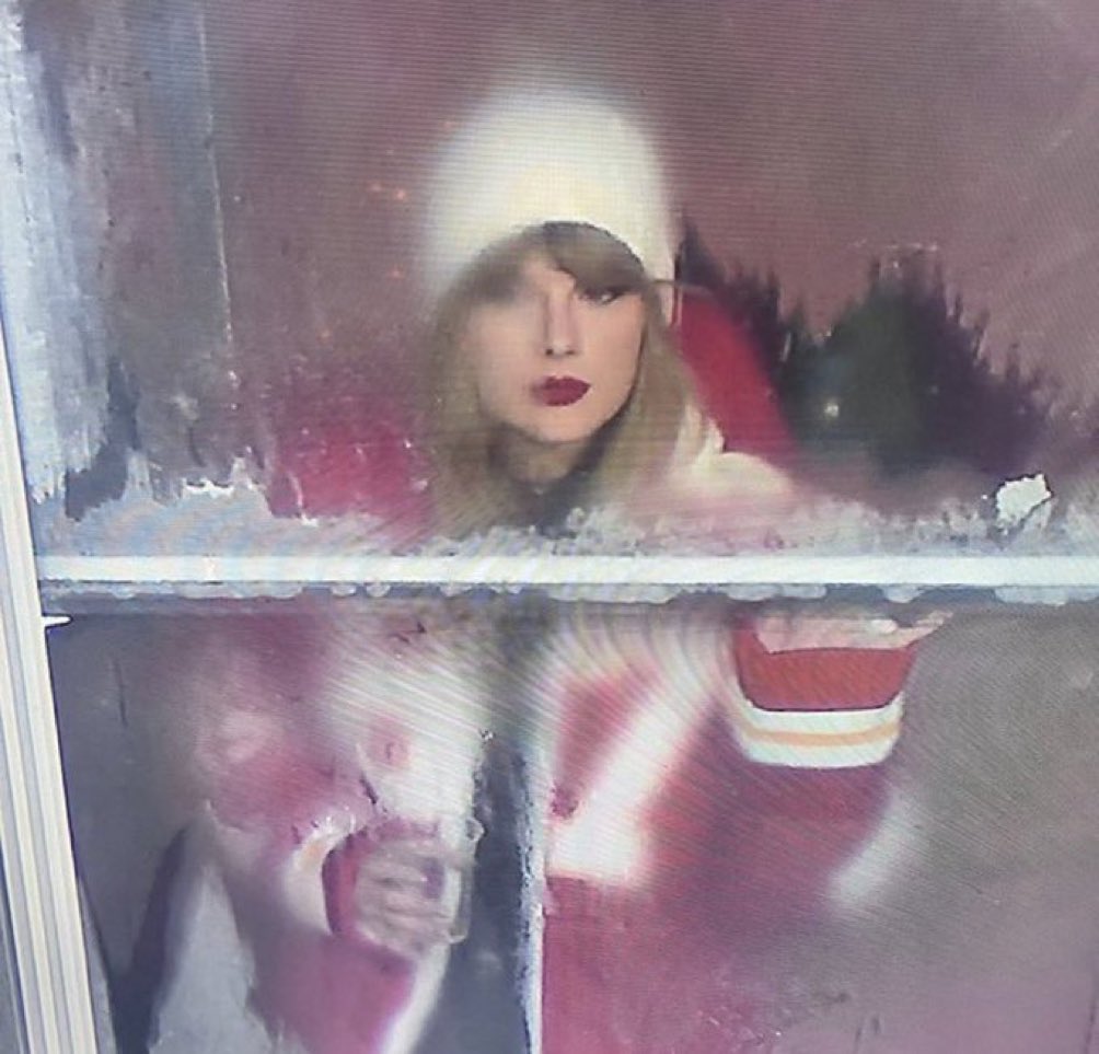 SwiftNYC's tweet photo. Winter vibes are real Taylor ❄️ #ChiefsKingdom https://t.co/YOTDCFwHMh