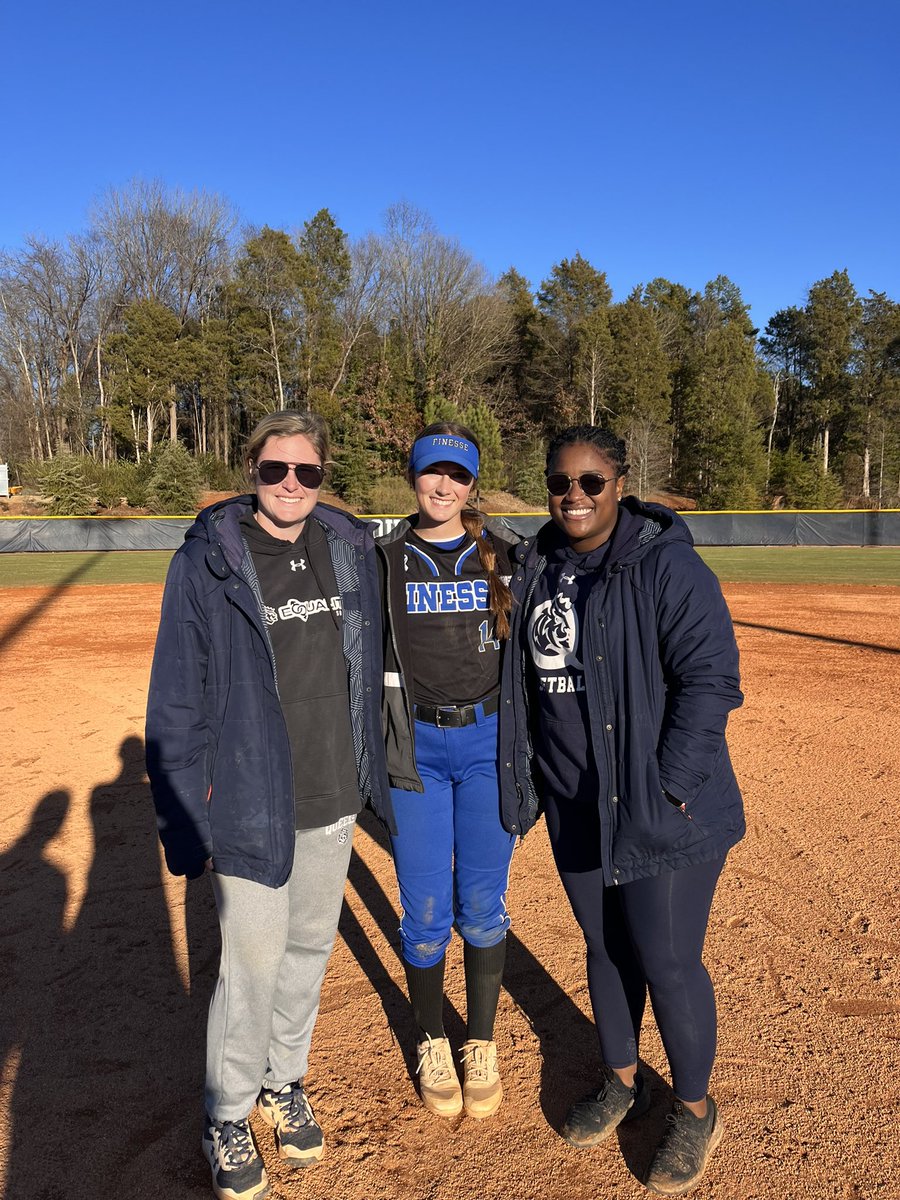 AvaHallows_2025's tweet photo. I had a great day at @RoyalsSball today! Thank you @baileystaylor @KellaGoins @SierraVanzant. @FinesseHoverman @CollegeBDJocks https://t.co/PdRQoEA1gr