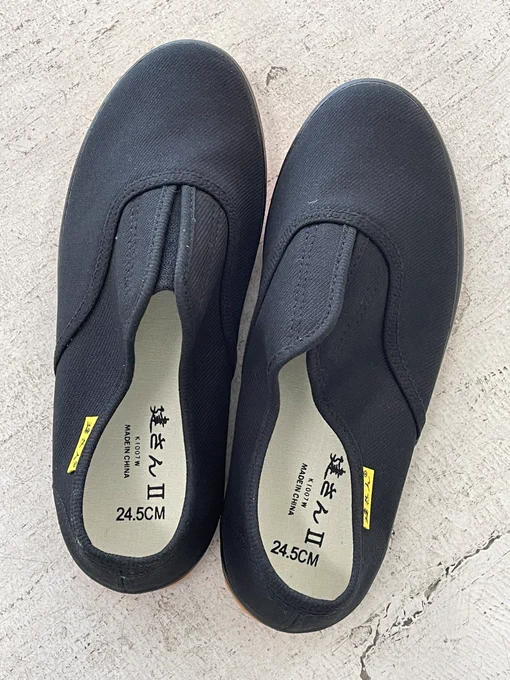 筋トレ用の靴はソールが薄い方が安定するのですが、スポーツシューズ店でなかなか無いのでワークマンで健さん作業靴を買いました。