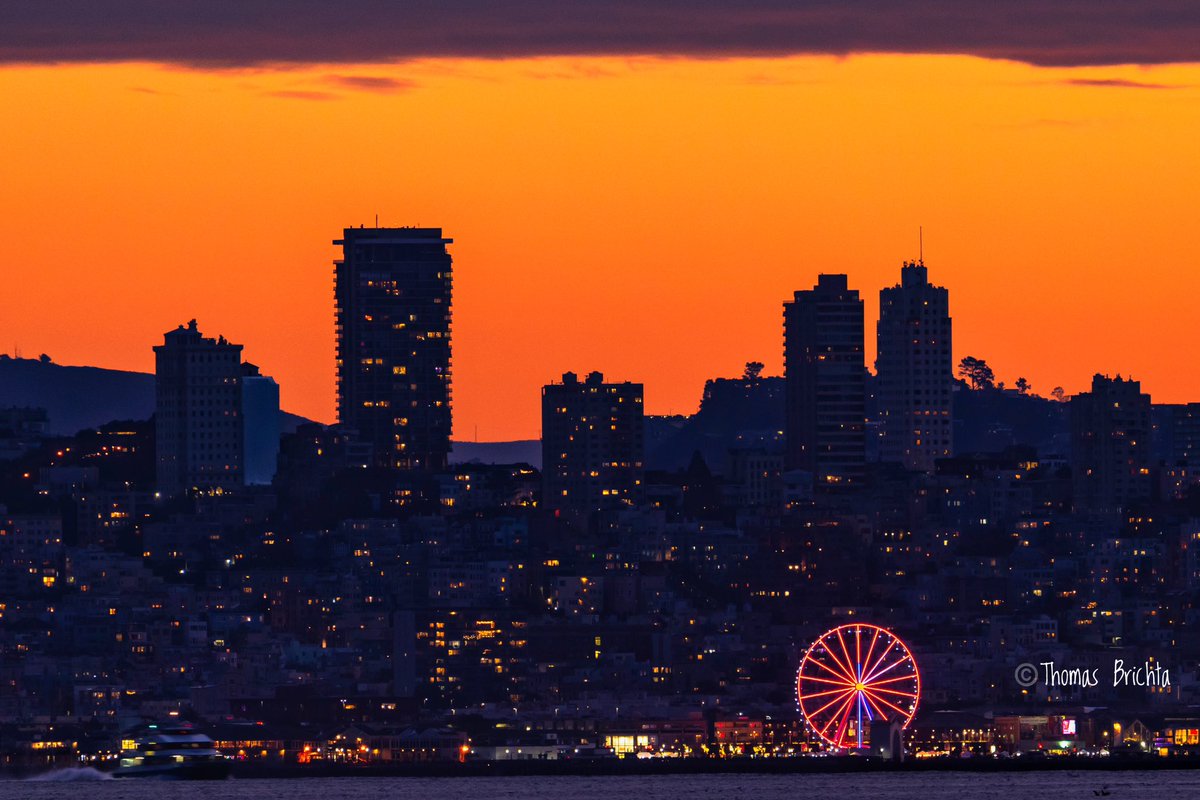 Tombr7's tweet photo. #SanFrancisco skyline at #sunset https://t.co/kxIg9tI5xn