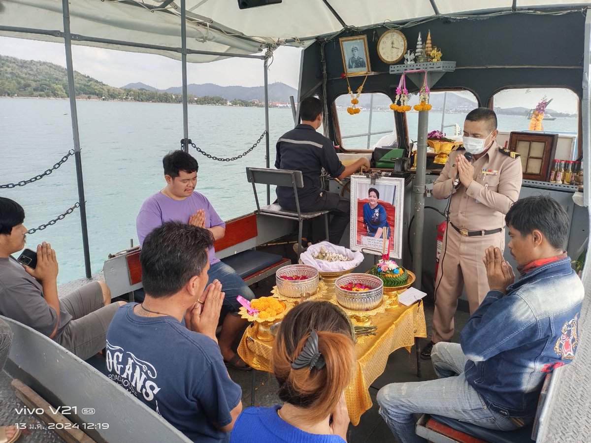 fleettraining1's tweet image. ขอขอบคุณคณะท่านผู้วายชนม์ที่มอบความไว้วางใจให้ทีมงานของกองทัพเรือเป็นสะพานบุญให้ดวงวิญญาณท่านผู้วายชนม์ไปสู่ภพภูมิที่ดี สุข สงบ ร่มเย็น ดัง สายน้ำ ณ บริเวณที่เงียบสงบที่สุดของอ่าวสัตหีบ อย่าง สมเกียรติ...
#โทร.095-7233739
#จองลอยอังคารสัตหีบ 
#จองลอยอังคารทหารเรือ
#ลอยอังคาร