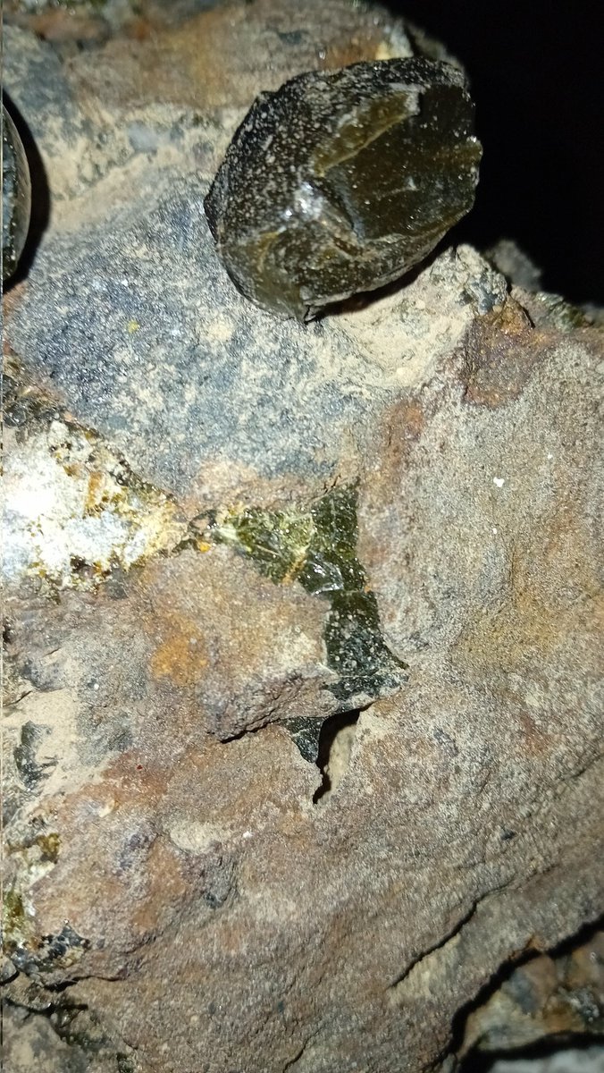 DudiHanadi's tweet photo. @IGEgemologia Las piedras de cristales es de esa roca 
Y que estoy segura que es un meteorito porque lo veo el día que callo .
Y quiero analizarla y  y sacar la identificacion 
Cuanto cuesta los análisis  ? 
Gracias 🙂 https://t.co/AsKk5KNCAK