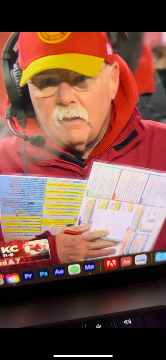 ClaireFilpi's tweet photo. Can somebody please get Andy Reid some gloves before he loses his fingers https://t.co/p28xpxcjvv